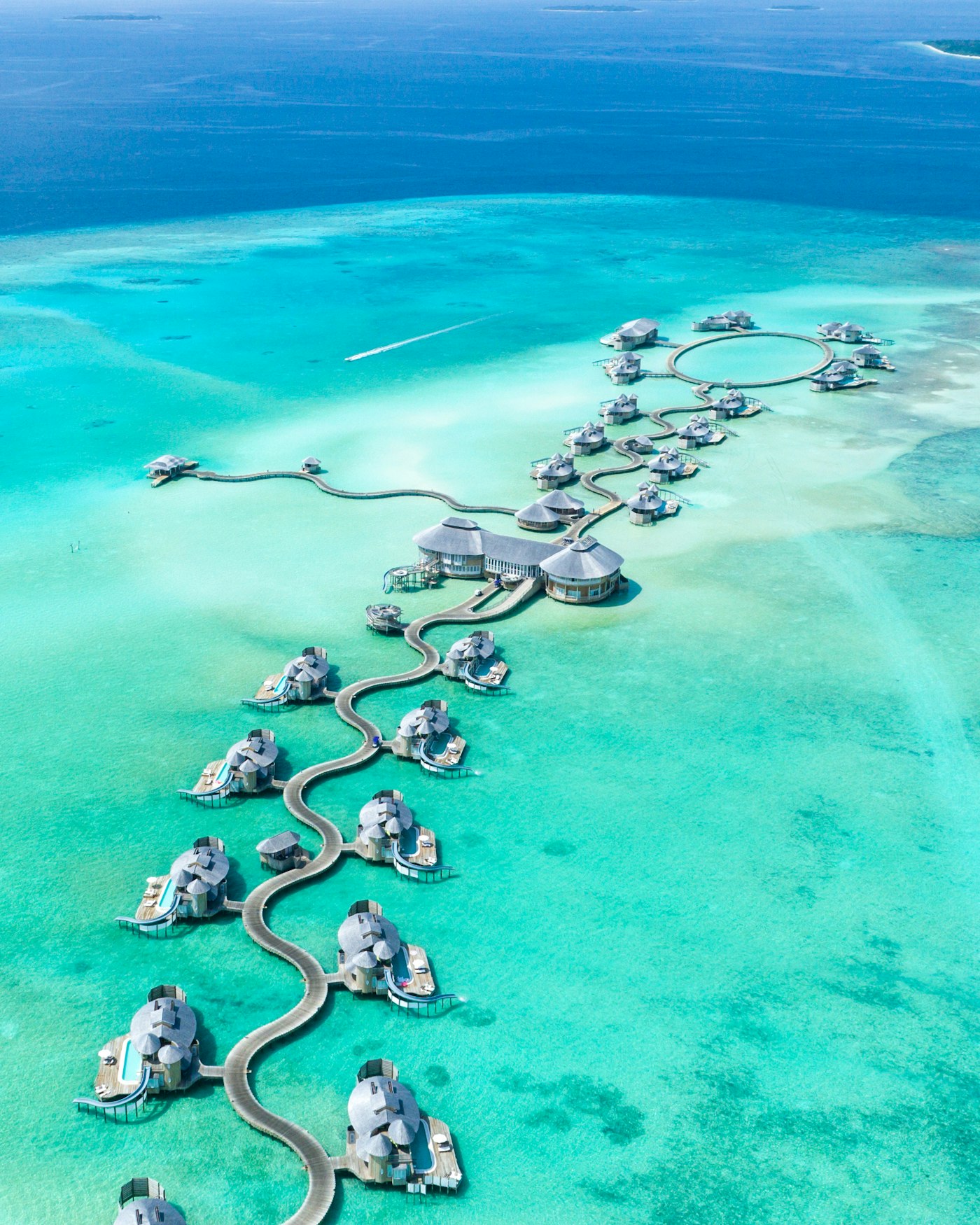 Villas sur pilotis dans un lagon turquoise
