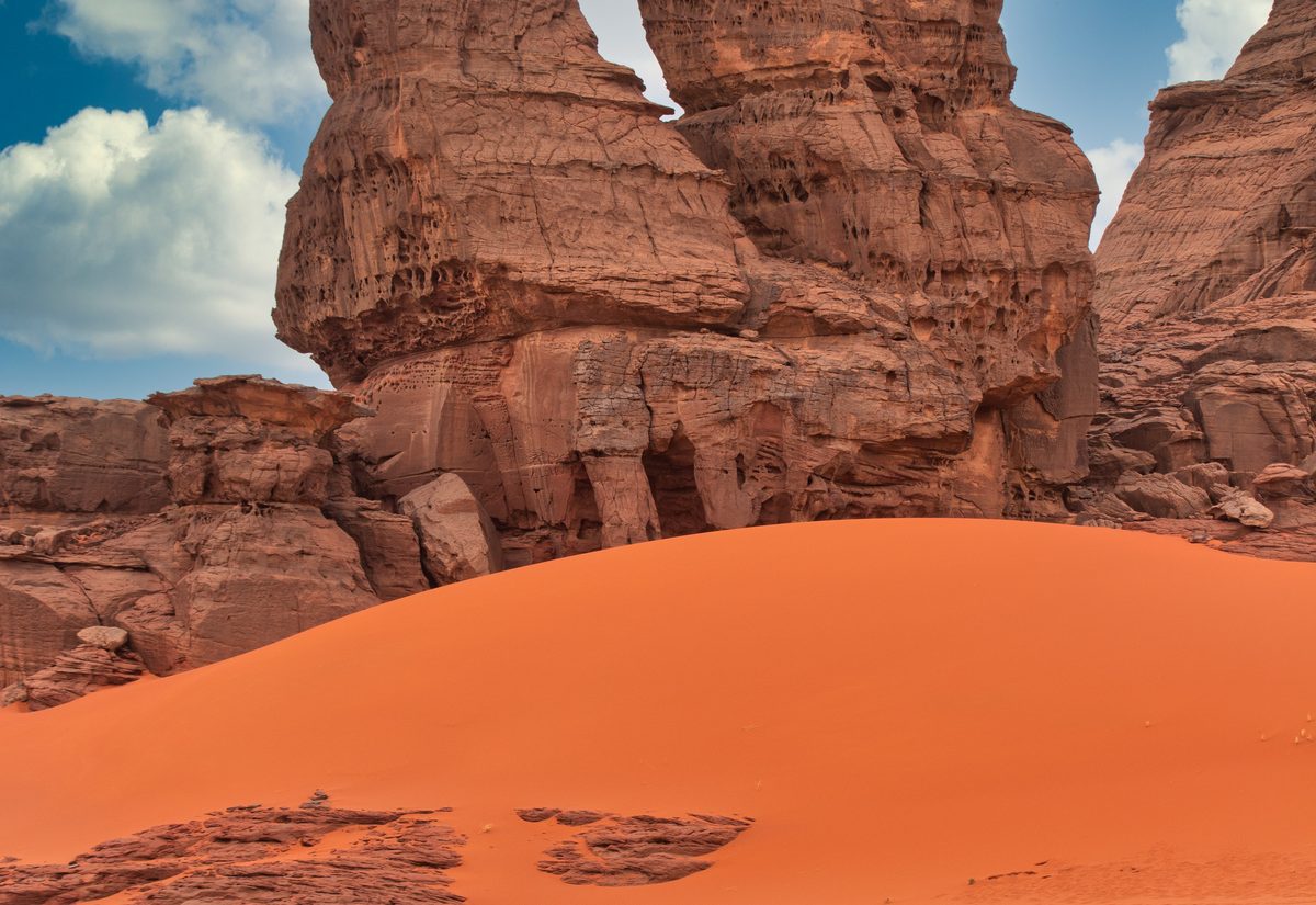 Rochers du Tassili et dune orange, Grand Sud algérien